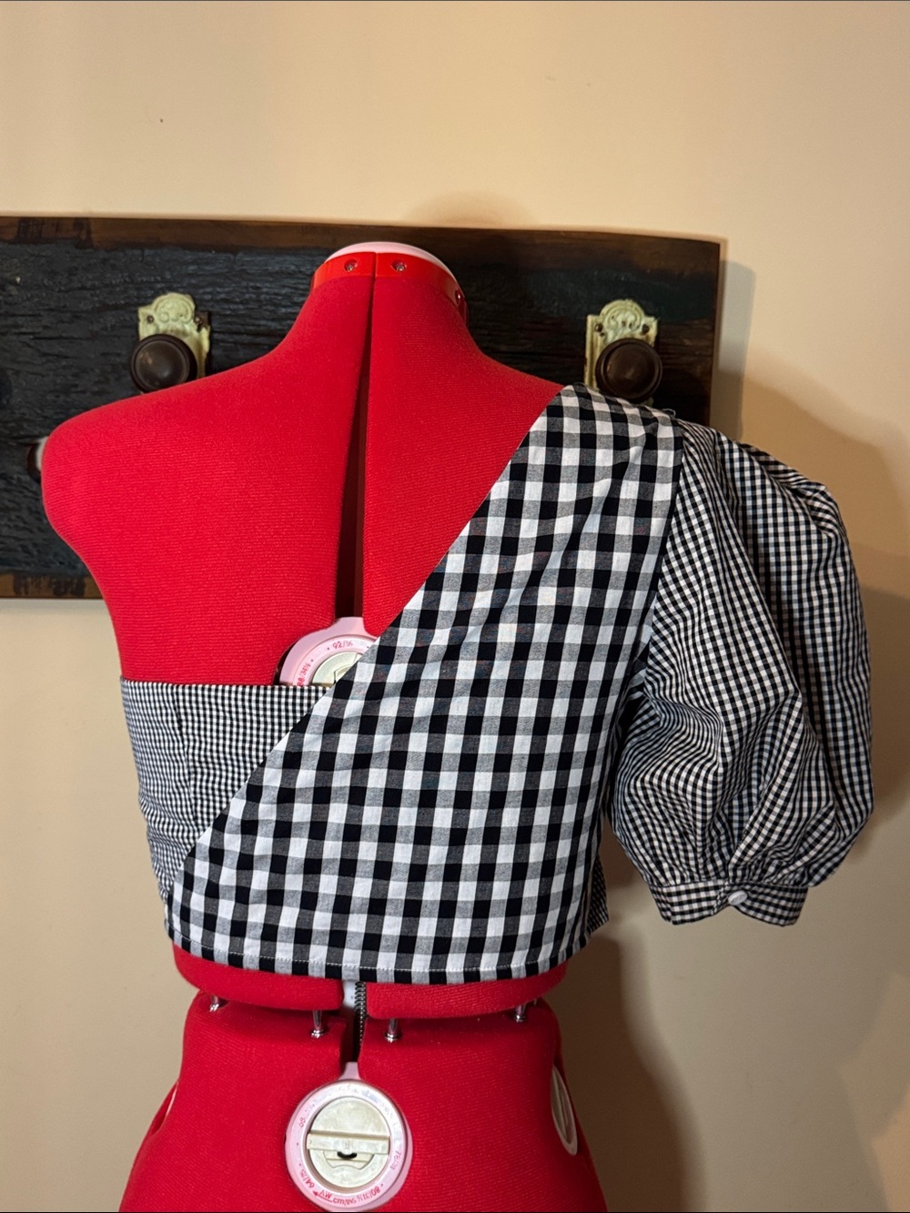 La’ Ros Black and White Gingham One-Shoulder Asymmetrical Draped Puff Sleeve Top - Picture 9 of 15